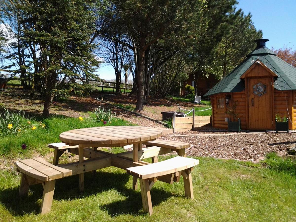 Tudor Lodge With Pool & Bbq Cabin ليسكيرد المظهر الخارجي الصورة