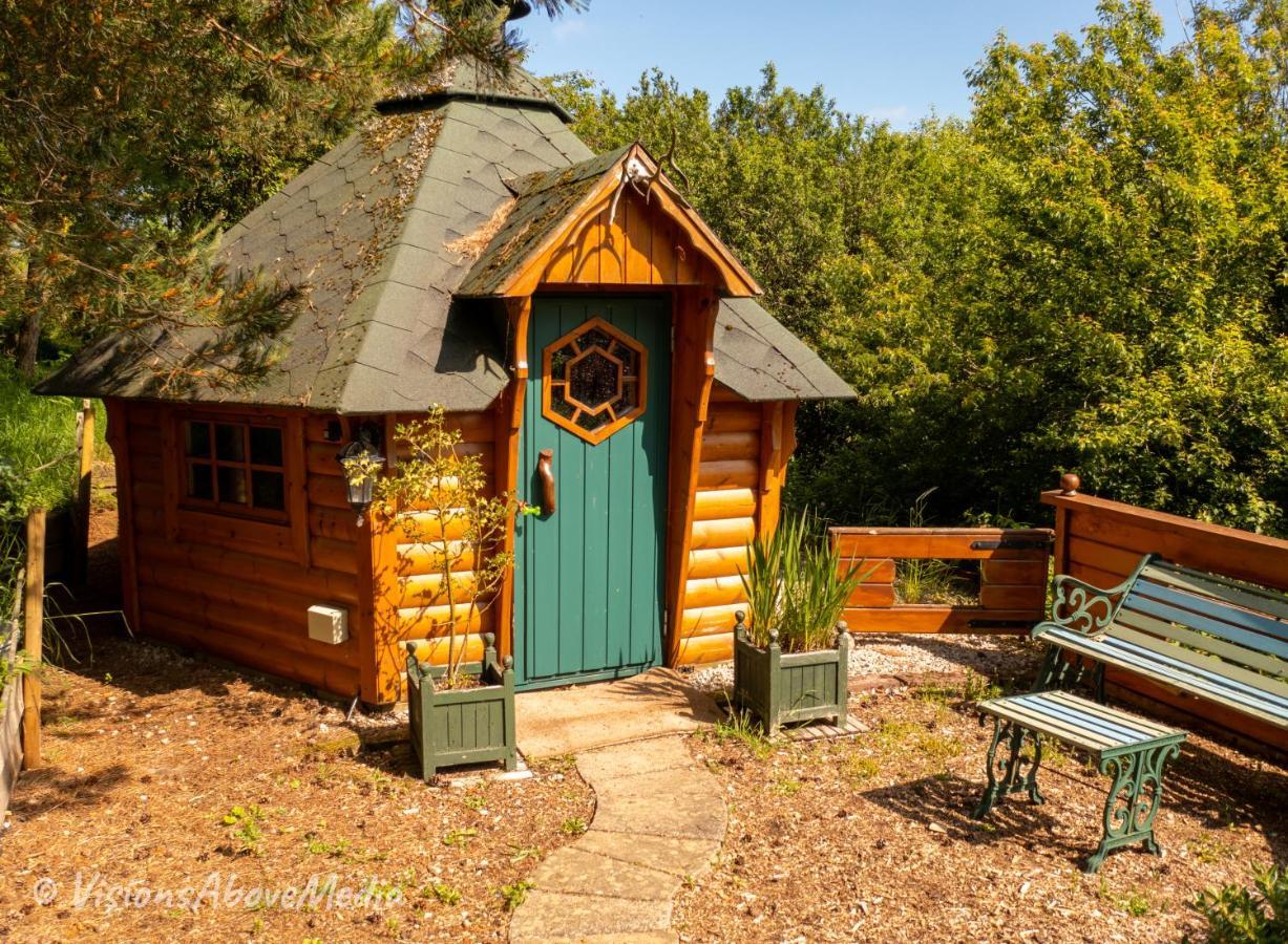 Tudor Lodge With Pool & Bbq Cabin ليسكيرد المظهر الخارجي الصورة